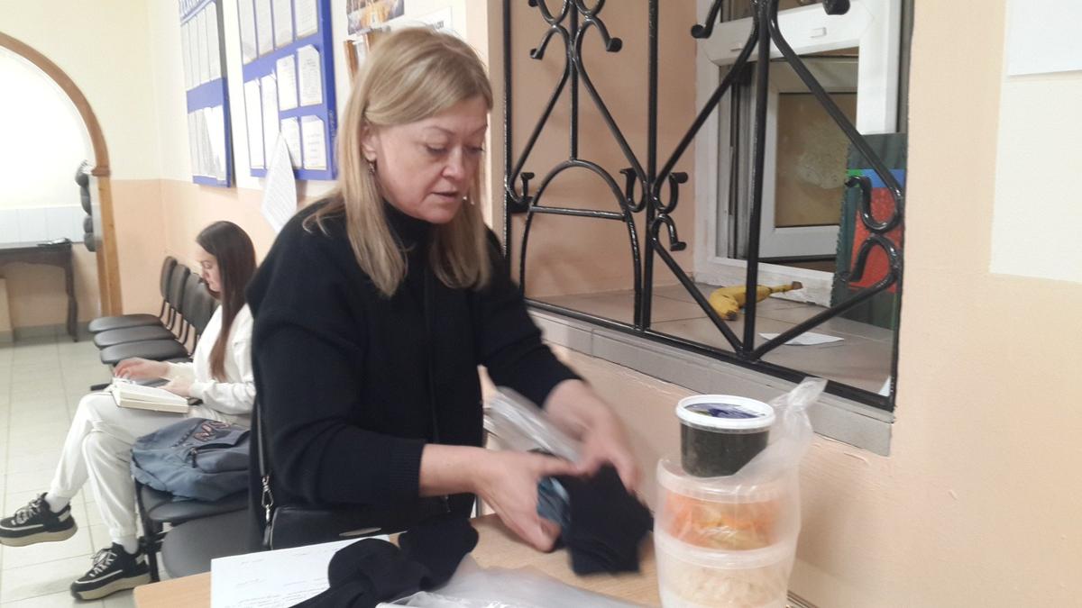 Анна Уварова. СИЗО-1 Красноярска. Передача сыну. Фото: Алексей Тарасов / «Новая газета»