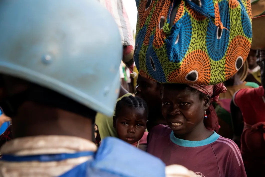 Камерунский военный из миротворческого контингента ООН говорит с местными жителями в деревне ЦАР, 2017 год. Фото: Reuters