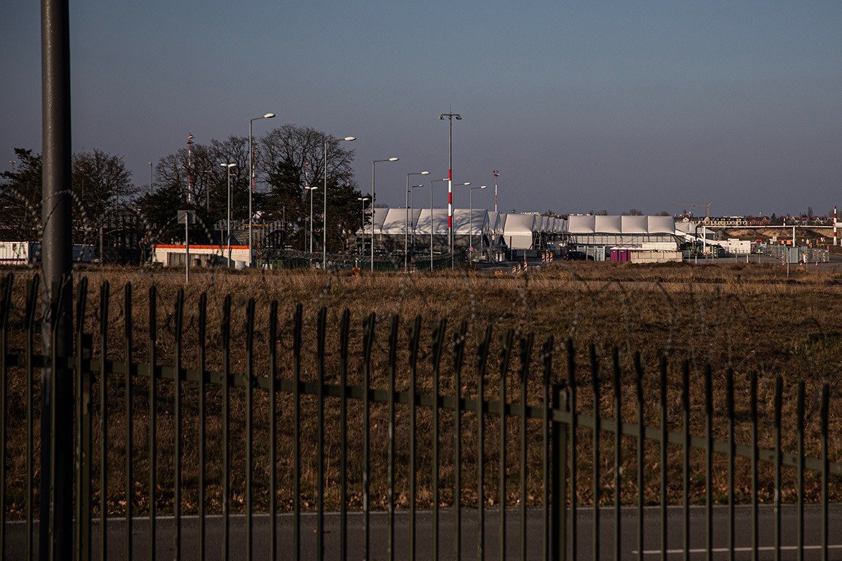 Лагерь для беженцев на территории закрытого аэропорта «Тегель», Берлин. Фото: Влад Докшин