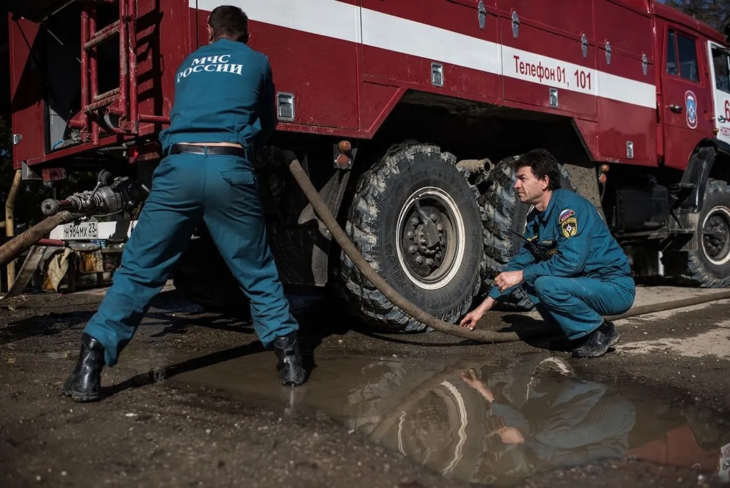 Пожарные откачивают воду с детской площадки в Хадыженске. Фото: Алина Десятниченко, специально для «Новой»