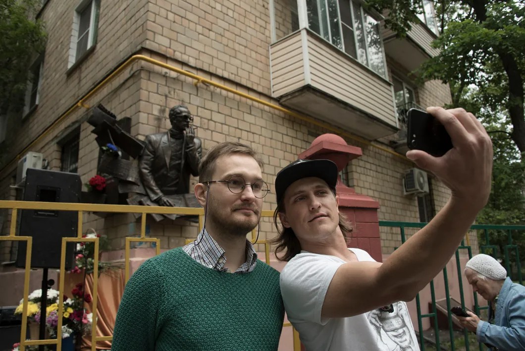 Селфи со скульптором Иваном Балашовым (слева). Фото: Виктория Одиссонова / «Новая газета»