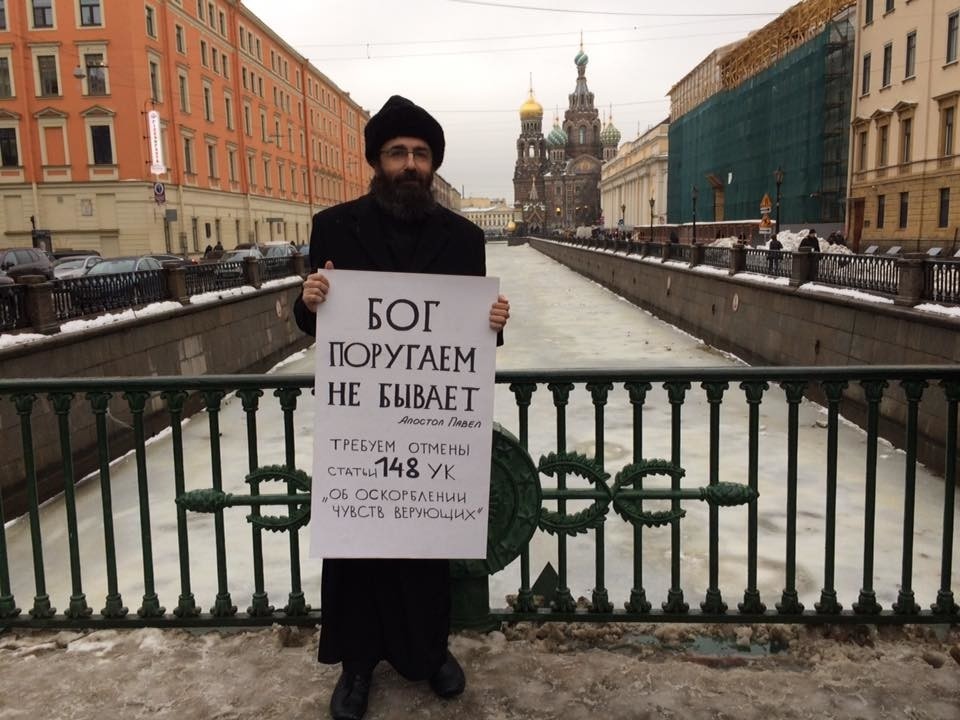 Григорий Михнов-Вайтенко во время пикета в Санкт-Петербурге