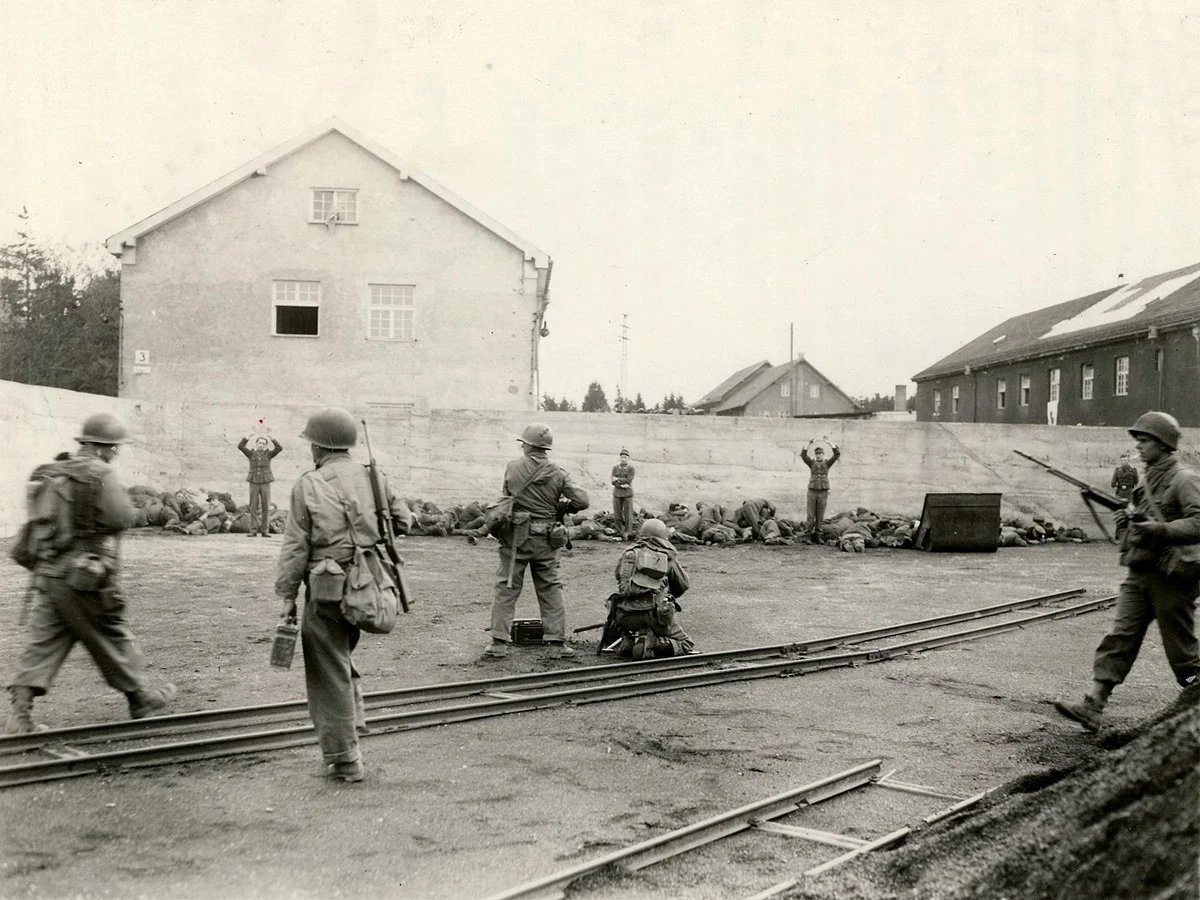 Казнь солдат СС на угольном складе в районе концлагеря Дахау во время освобождения лагеря. Фото: Public Domain