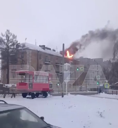 Возгорание после попадания дрона в жилой дом по улице Клары Цеткин. Кадр из видео, тг-канал Baza