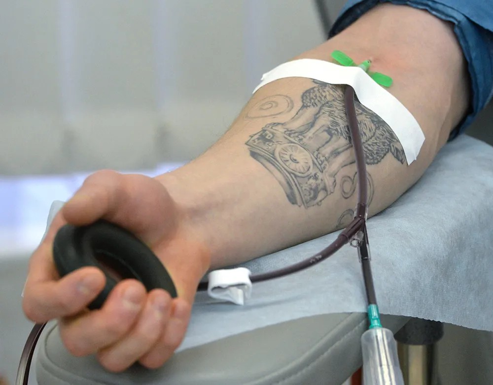 Донор сдает кровь в Центре переливания крови. Фото: РИА Новости