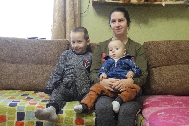Анна Власова и ее двое детей. Фото: Сергей Маркелов, для «Новой»