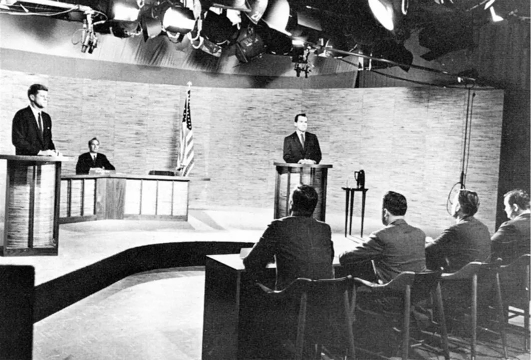 Вторые теледебаты Кеннеди и Никсона. Всего в 1960 году кандидаты полемизировали в телестудии четыре раза. Фото: Wikipedia.org