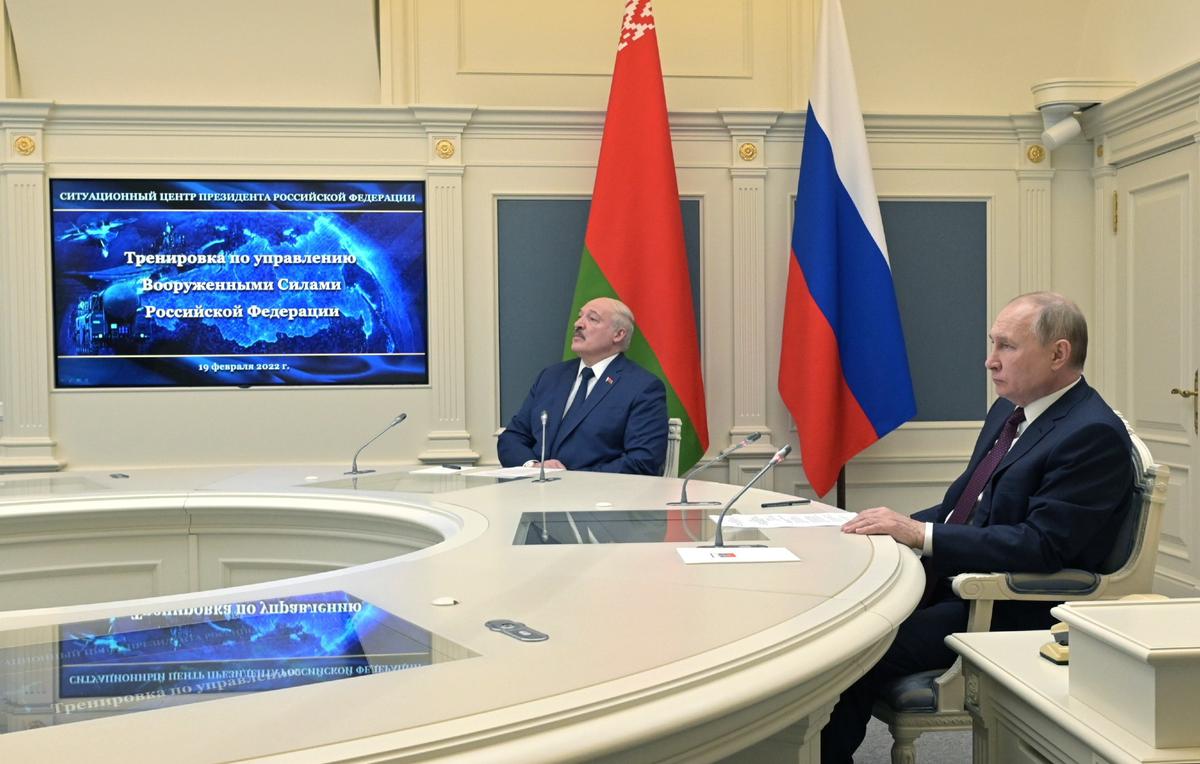 Владимир Путин и Александр Лукашенко наблюдают за тренировкой по управлению вооруженными силами РФ в Кремле, 19 февраля 2022 года. Фото: РИА Новости