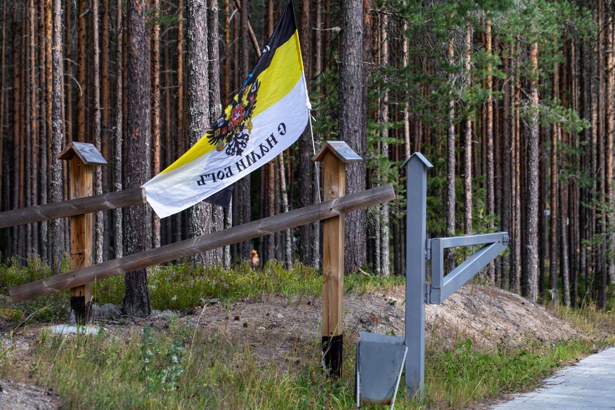 Флаг имперской России, вывешенный провокаторами на воротах мемориала Сандармох. Фото: Алексей Душутин / «Новая газета»