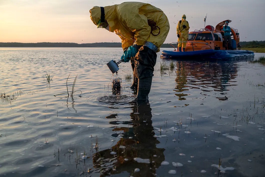 Samples being seized from Greenpeace ecologist Iosif Kogotko. Lake Pyasino. Photo: Yury Kozyrev, Novaya Gazeta