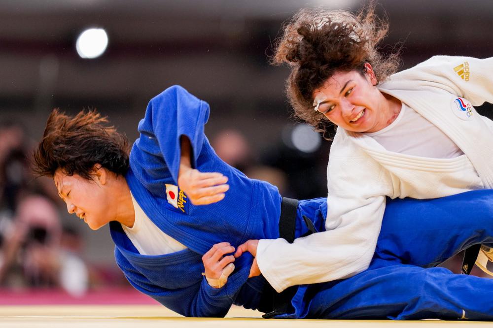 Мадина Таймазова против Тидзуру Араи во время соревнования по дзюдо. Фото: Yannick Verhoeven / BSR Agency / Getty Images