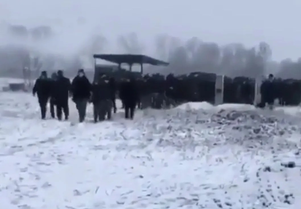 Похороны Абдуллы Анзорова в чеченском селе Шалажи. Скриншот из видео