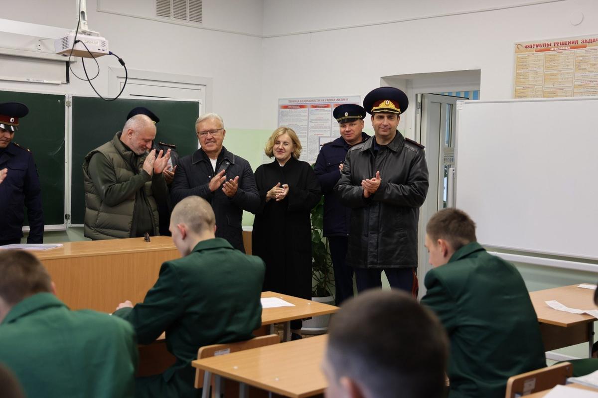 Аплодируют осужденным КВК (справа налево) начальник ГУФСИН А. Ефаркин, мэр Канска О. Витман, сенаторы А. Усс и А. Клишас. Фото: ГУФСИН