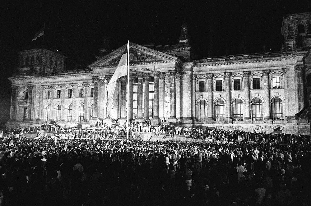 Празднование объединения у Рейхстага в Берлине в ночь на 3 октября 1990 года. Фото: Игорь Зарембо / РИА Новости