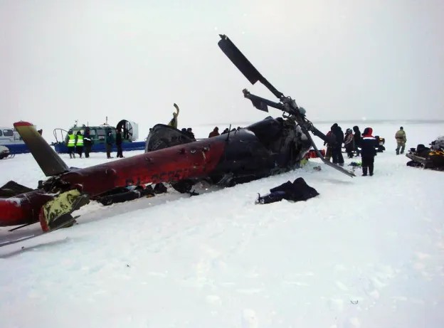 Ми-8, рухнувший на лед Енисея. Фото: РИА Новости