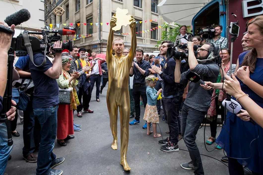 «Золотой парень» — один из символов референдума по вопросу установления ББД в Швейцарии. Фото: EPA