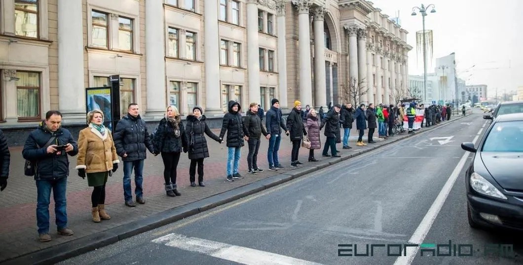 Противники интеграции с Россией устроили «живую цепь» в Минске. Фото: Euroradio
