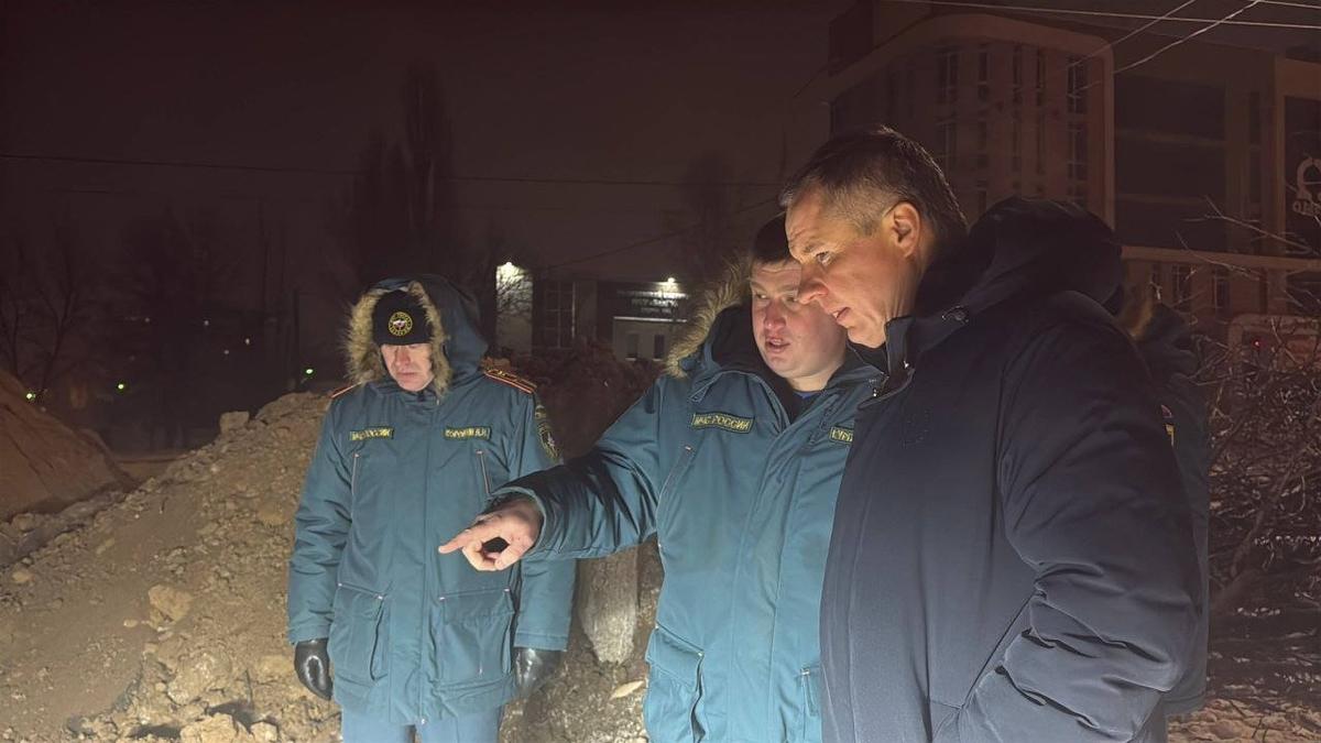 Губернатору Гладкову демонстрируют инженерные сооружения для извлечения упавшего боеприпаса. Фото: телеграм-канал губернатора