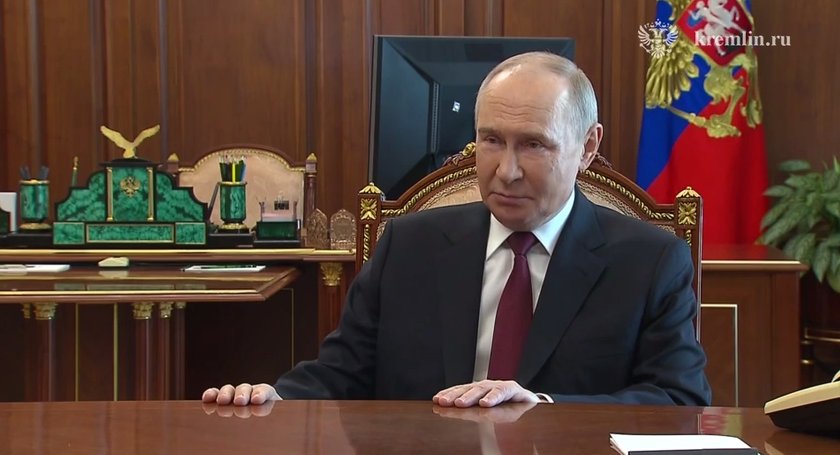 Владимир Путин приказывает российским войскам прекратить огонь на полтора дня — в рамках пасхального перемирия. Скриншот трансляции из Кремля