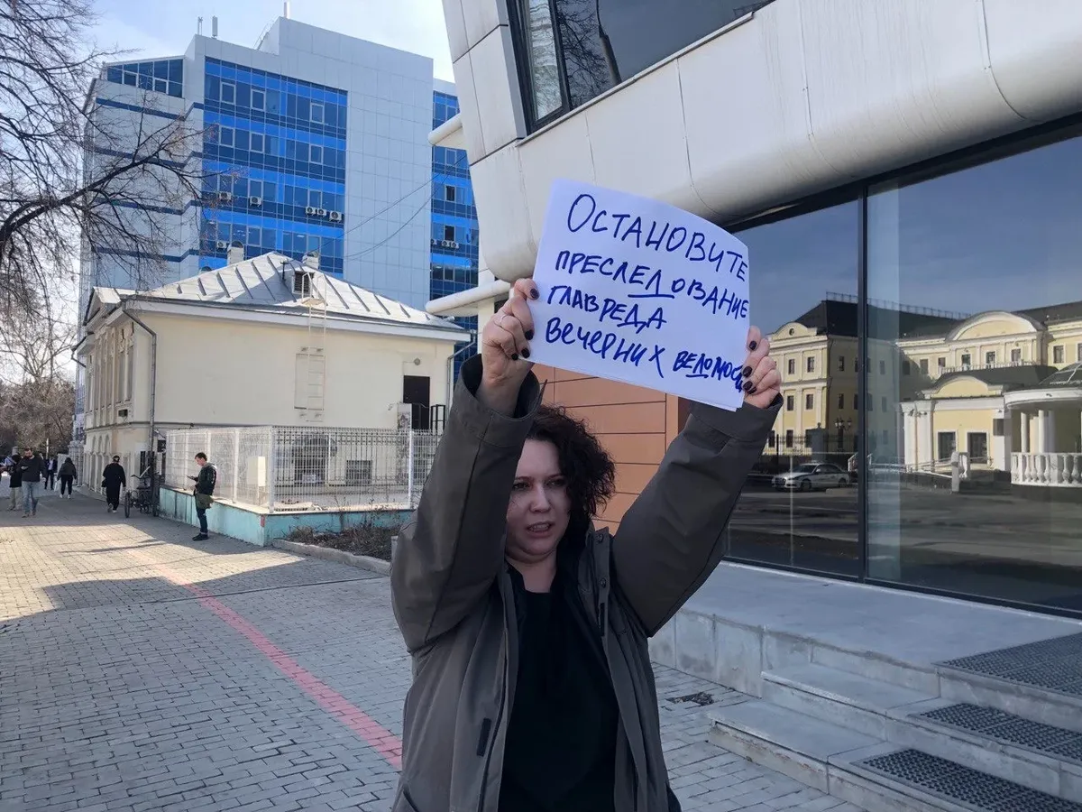 Гузель Аиткулова, директор «Вечерних ведомостей», вышла только что в пикет к зданию резиденции полпреда президента на Урале Артема Жоги по поводу преследований Постникова. Фото: Мстислав Письменков