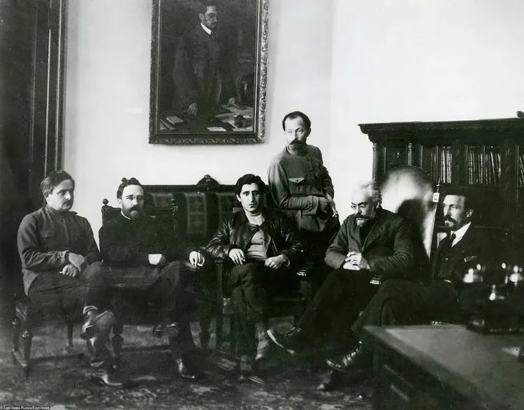В кабинете Дзержинского. На фото внизу слева направо Енукидзе, Каменев, Аванесов, Смидович и Рыков. 1922 год. Фото: Википедия