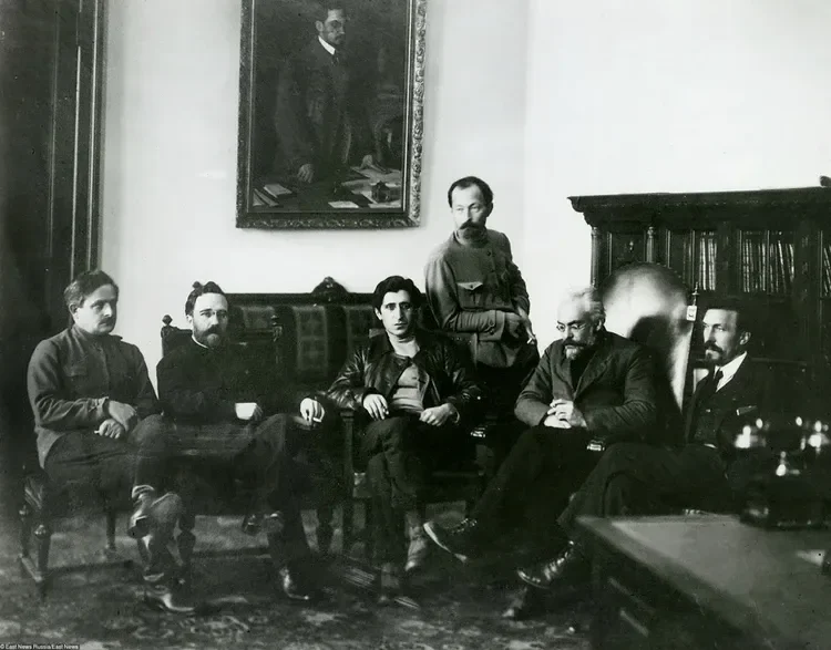 В кабинете Дзержинского. На фото внизу слева направо Енукидзе, Каменев, Аванесов, Смидович и Рыков. 1922 год. Фото: Википедия