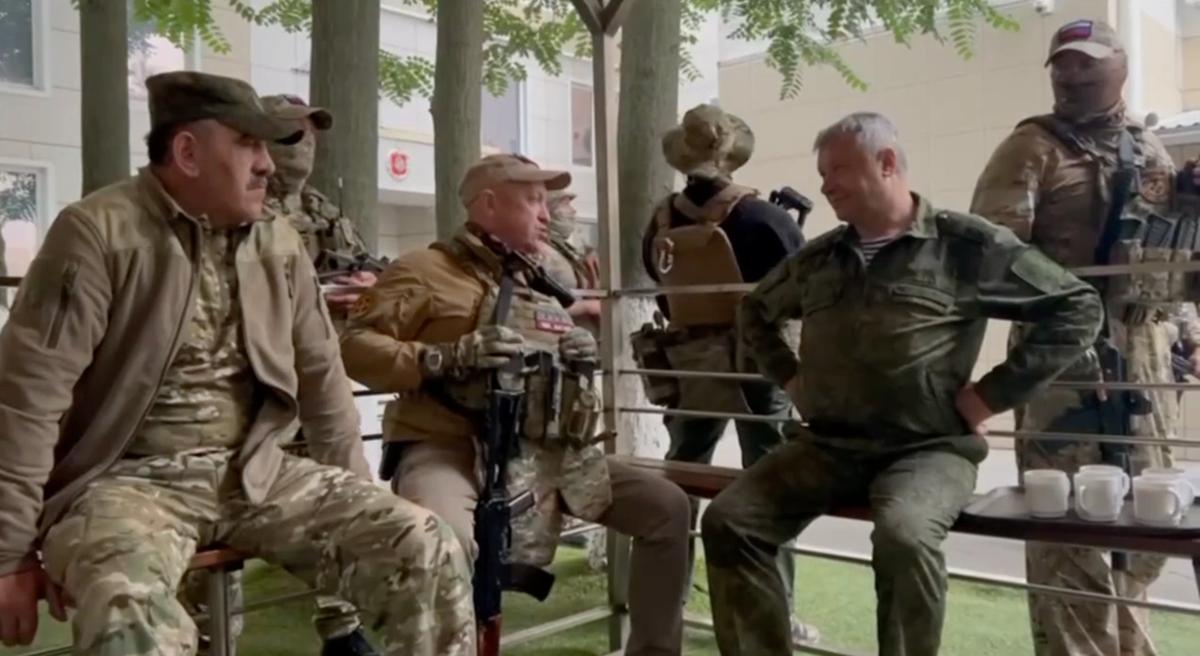 Владимир Алексеев (справа) и Евгений Пригожин (в центре). Скриншот из видео