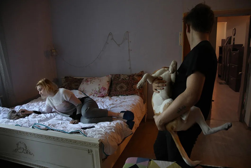 Брат и сестра с котенком Ники и псом Геральдом в своем доме. Фото Анна Артемьева/ «Новая газета»