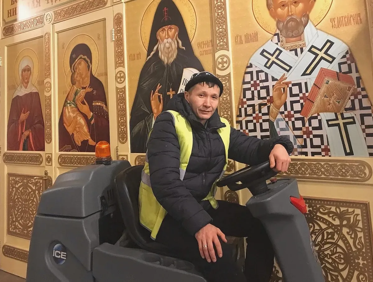 Уборщик на Ленинградском вокзале. Фото автора