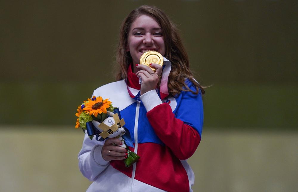 Виталина Бацарашкина, завоевавшая золотую медаль в соревнованиях по стрельбе из пневматического пистолета с 25 метров. Фото: РИА Новости