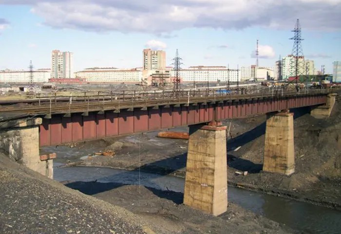 Мост через реку Щучья в Норильске. Фото: wikimapia.org