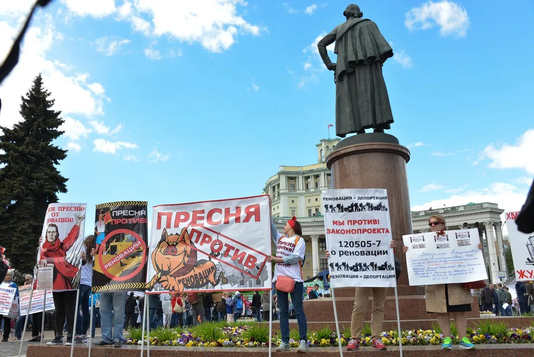 Противники сноса на Пресне пришли на митинг на Суворовской площади в числе первых. Фото: Виктория Одиссонова/ «Новая газета»