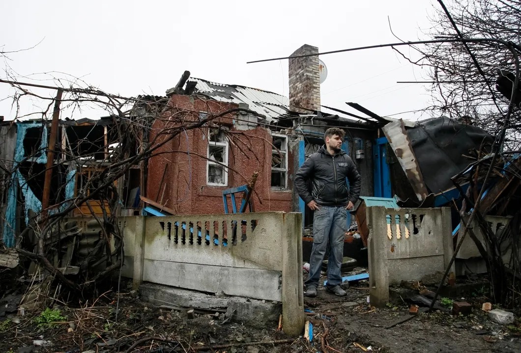 Местный житель в обстрелянной Макеевке, март 2016. Фото: EPA