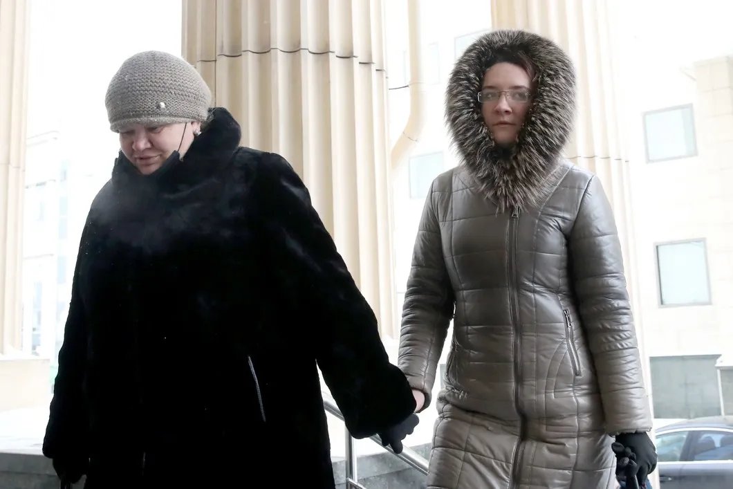 Мария Дубовик (справа) у здания Мосгорсуда перед заседанием по обжалованию приговора. Фото: Вячеслав Прокофьев / ТАСС