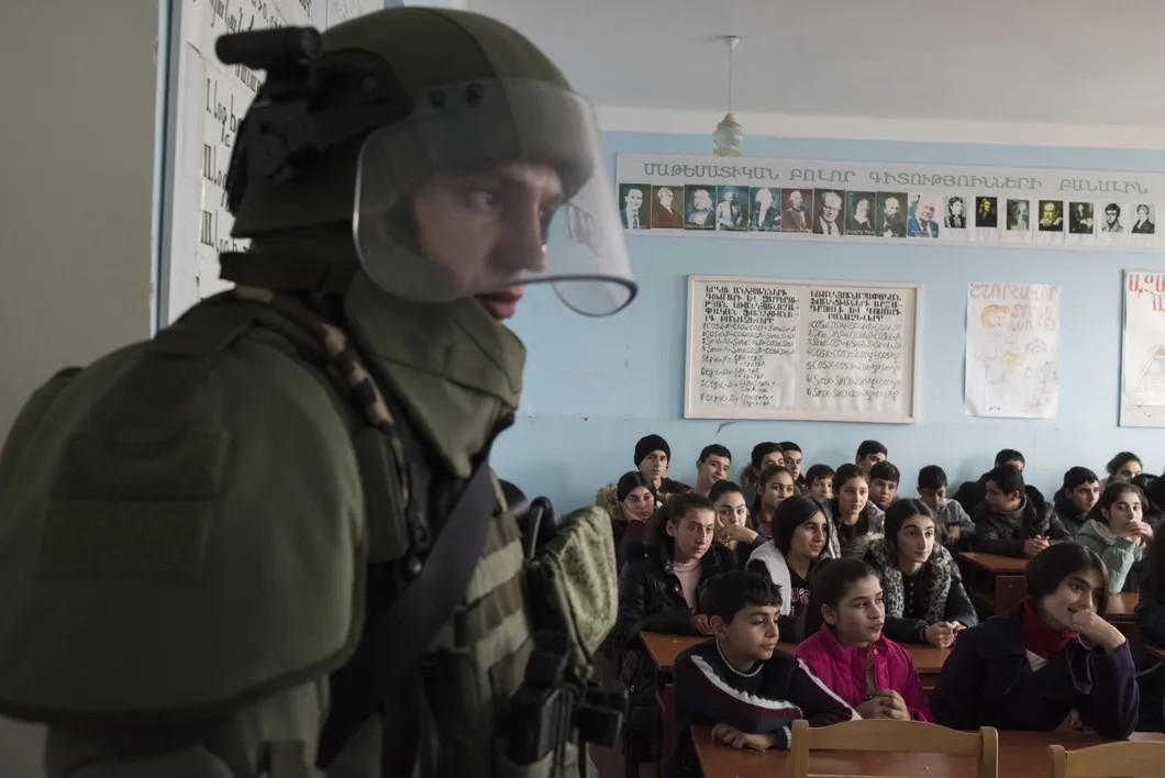 Представитель российских миротворцев проводит занятия в школе Нагорного Карабаха с демонстрацией технических средств разминирования. Фото: РИА Новости