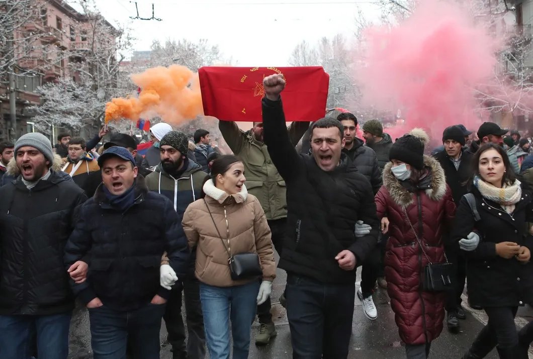 Ереван. Участники акции протеста с требованием отставки премьер-министра Армении Никола Пашиняна на площади Свободы. Фото: Ваграм Багдасарян / Photolure / ТАСС