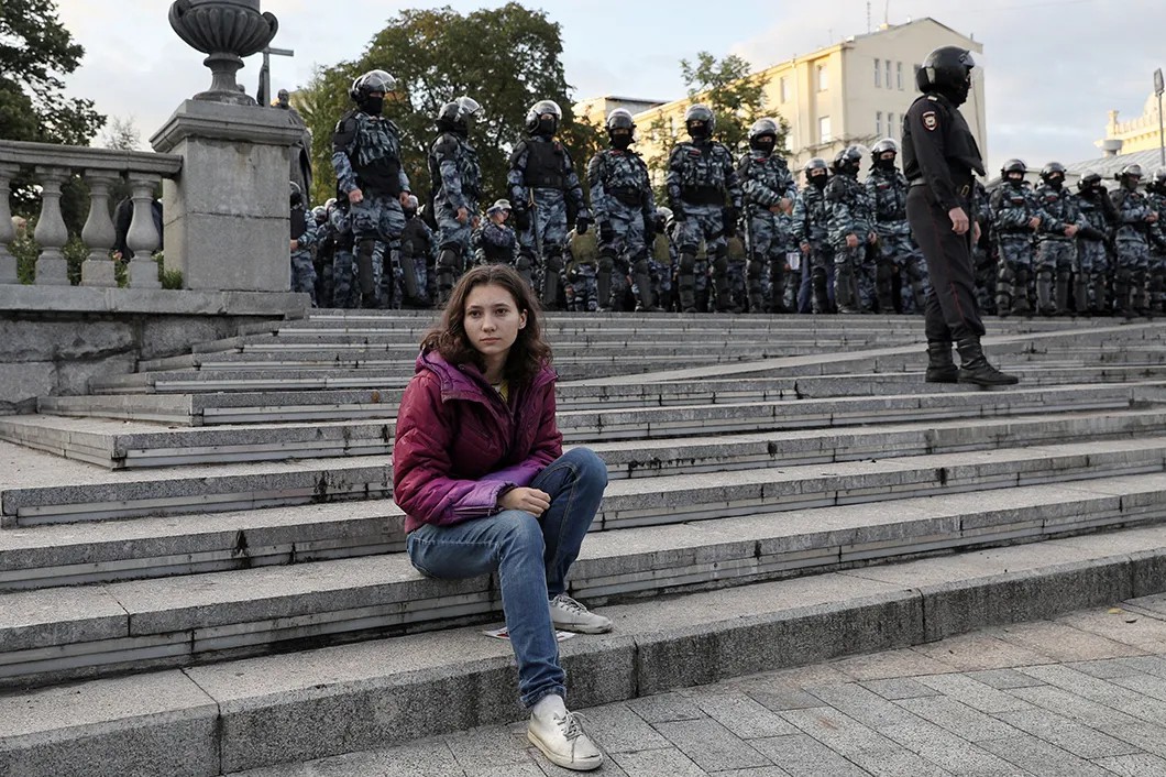 Школьница Ольга Мисик перед оцеплением на Китай-городе. Фото: Влад Докшин / «Новая газета»