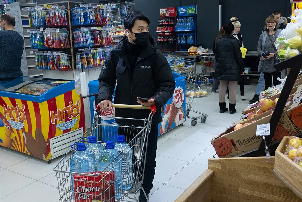 Гражданин КНР в благовещенском супермаркете. Фото: Иван Белозеров / специально для «Новой»