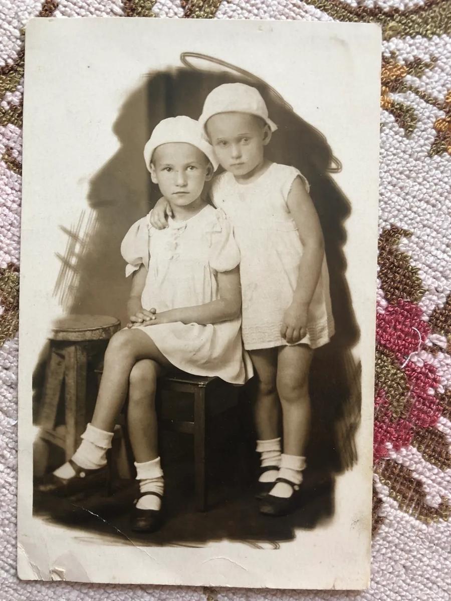 С младшей сестрой Верой, 1941 год. Фото из архива