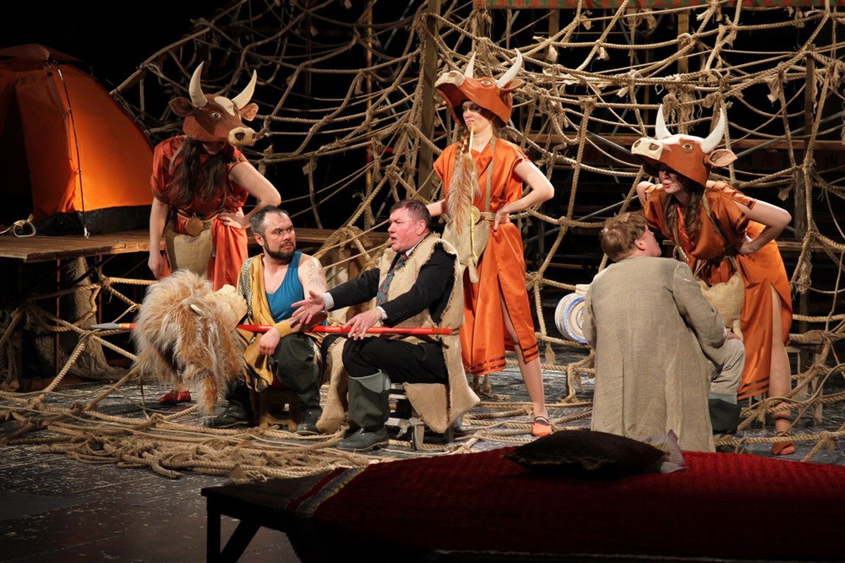 Сцена из спектакля «Геркулес и авгиевы конюшни». Фото: teatrkpo.ru