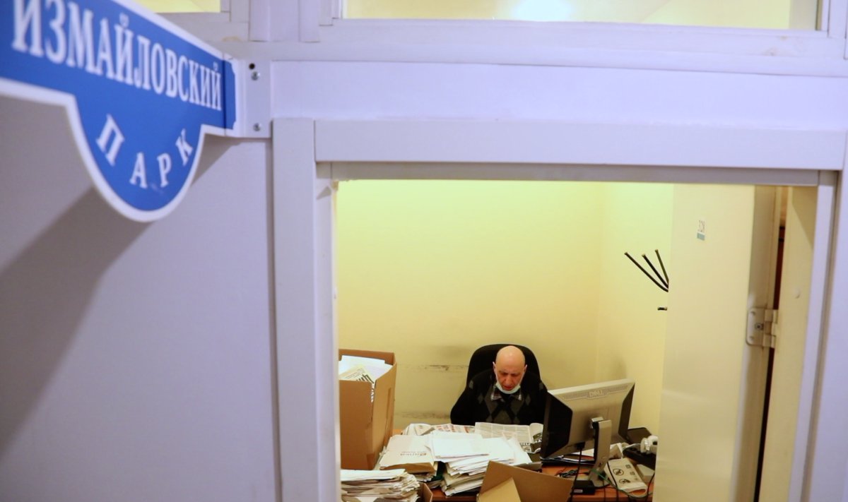 Вячеслав Яковлевич Измайлов в своем кабинете в редакции «Новой газеты». Кадр из фильма «В лысого не стрелять!»