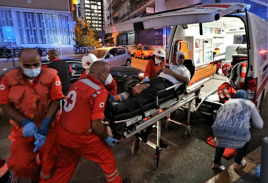 Медики госпитализируют пострадавших в Бейруте. Фото: EPA