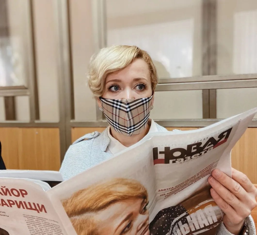 Анастасия Шевченко читает номер «Новой». Фото: Вера Олейникова
