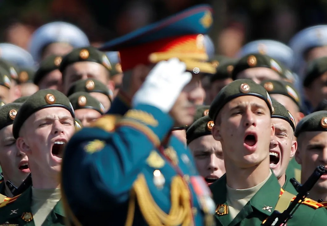 Курсанты приветствуют Сергея Шойгу. Фото: Reuters