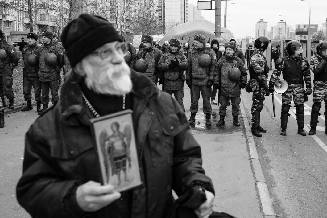 Участник шествия, оказавшийся за оцеплением. Фото: Антон Карлинер, специально для «Новой газеты»