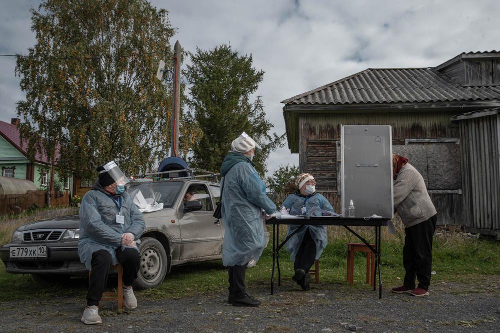 Выездное голосование в деревне Ватнаволок. Фото: Виктория Одиссонова / «Новая газета»