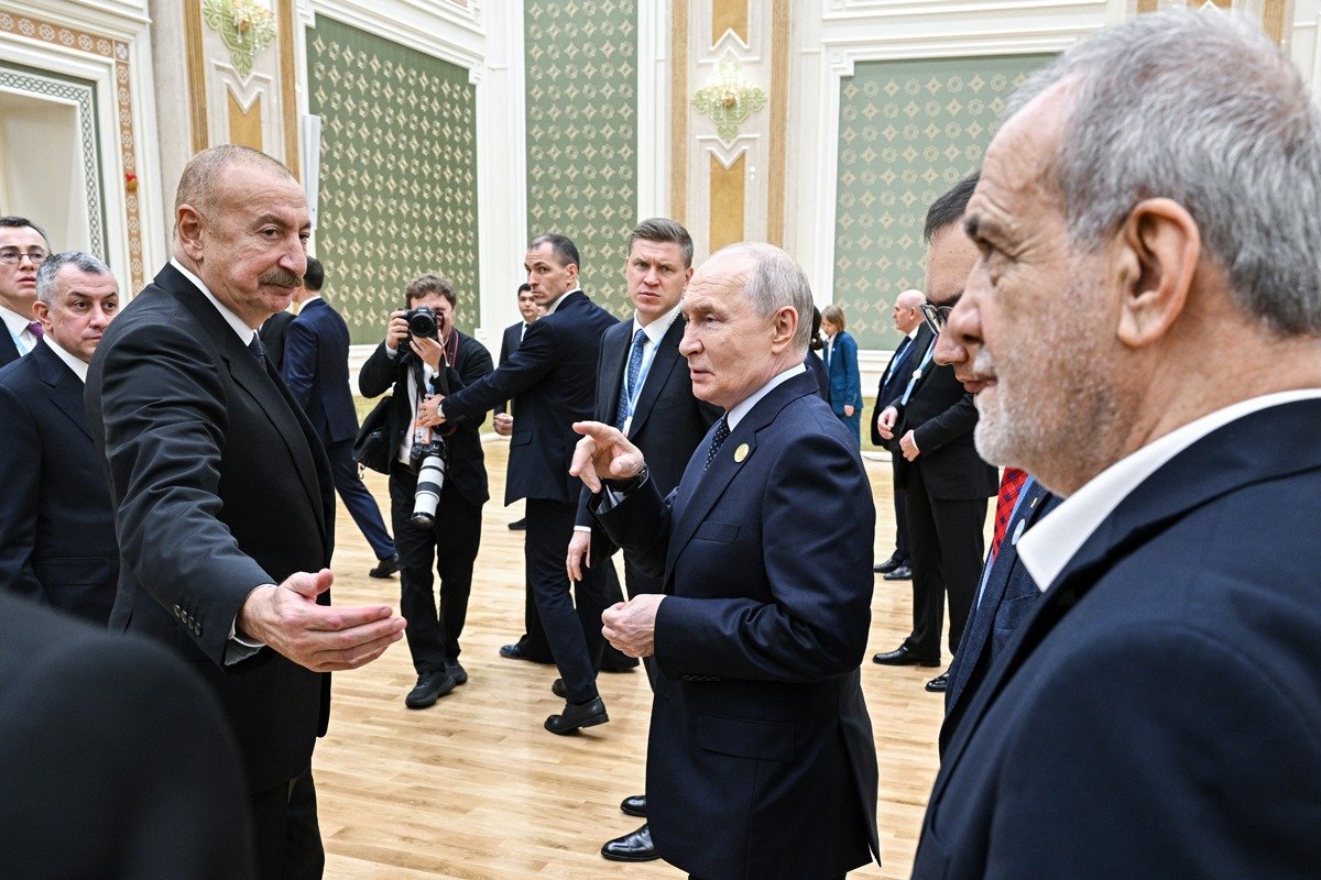 Президент Азербайджана Ильхам Алиев, президент РФ Владимир Путин и президент Ирана Масуд Пезешкиан (слева направо) после Каспийского экологического саммита. 9 октября 2026 года. Фото: Сергей Бобылев / POOL / ТАСС