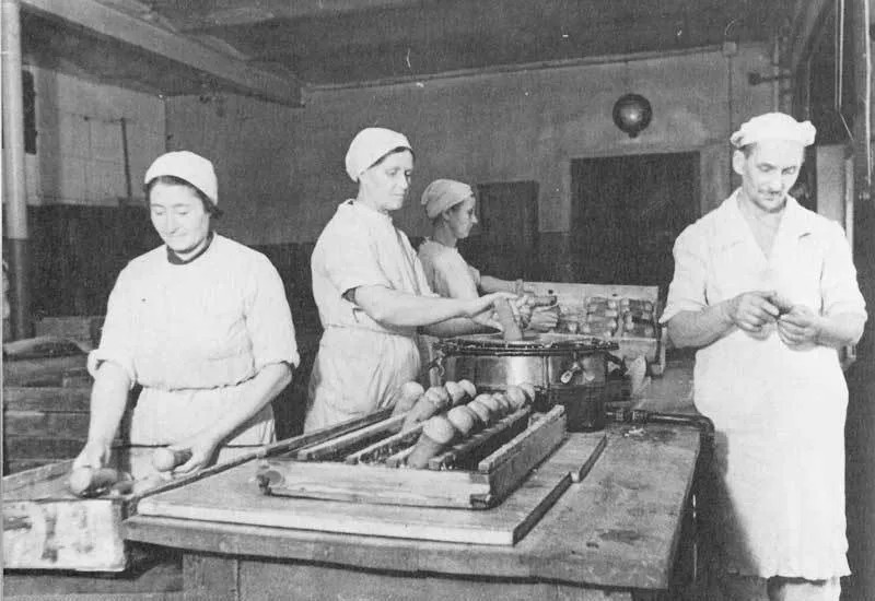 1941 год. Съемка из цеха, где ленинградские кондитеры делают ромовые бабы