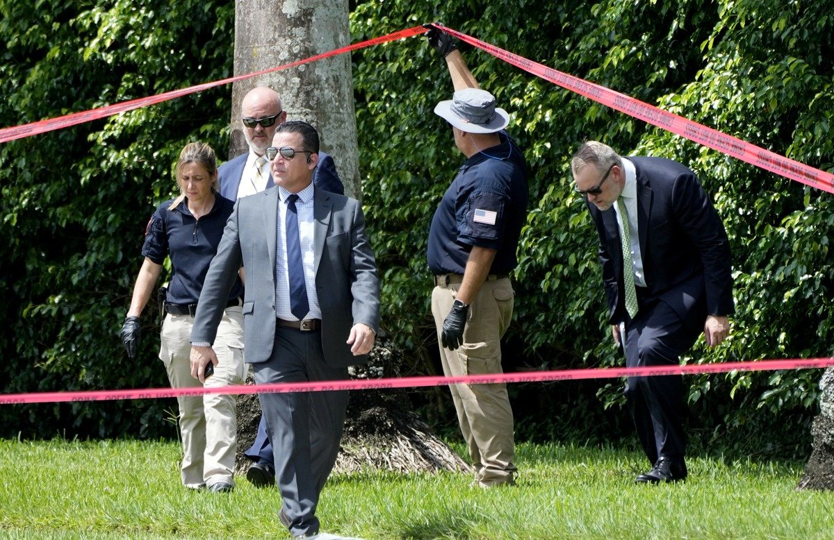 Сотрудники правоохранительных органов возле гольф-клуба Trump International Golf Club. Фото: Lynne Sladky / Associated Press / East News