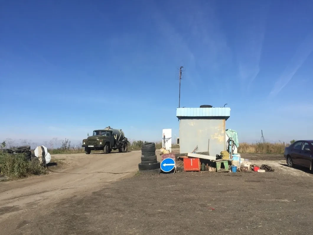 Рядовые бульдозерных войск. Чем питаются и что думают работники полигона,  на котором давят запрещенную еду. Специальный репортаж из Миллерова — Новая  газета